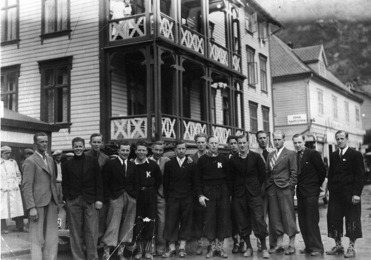 A team from Kongsberg Skiing Association on tour to Odda in 1936.