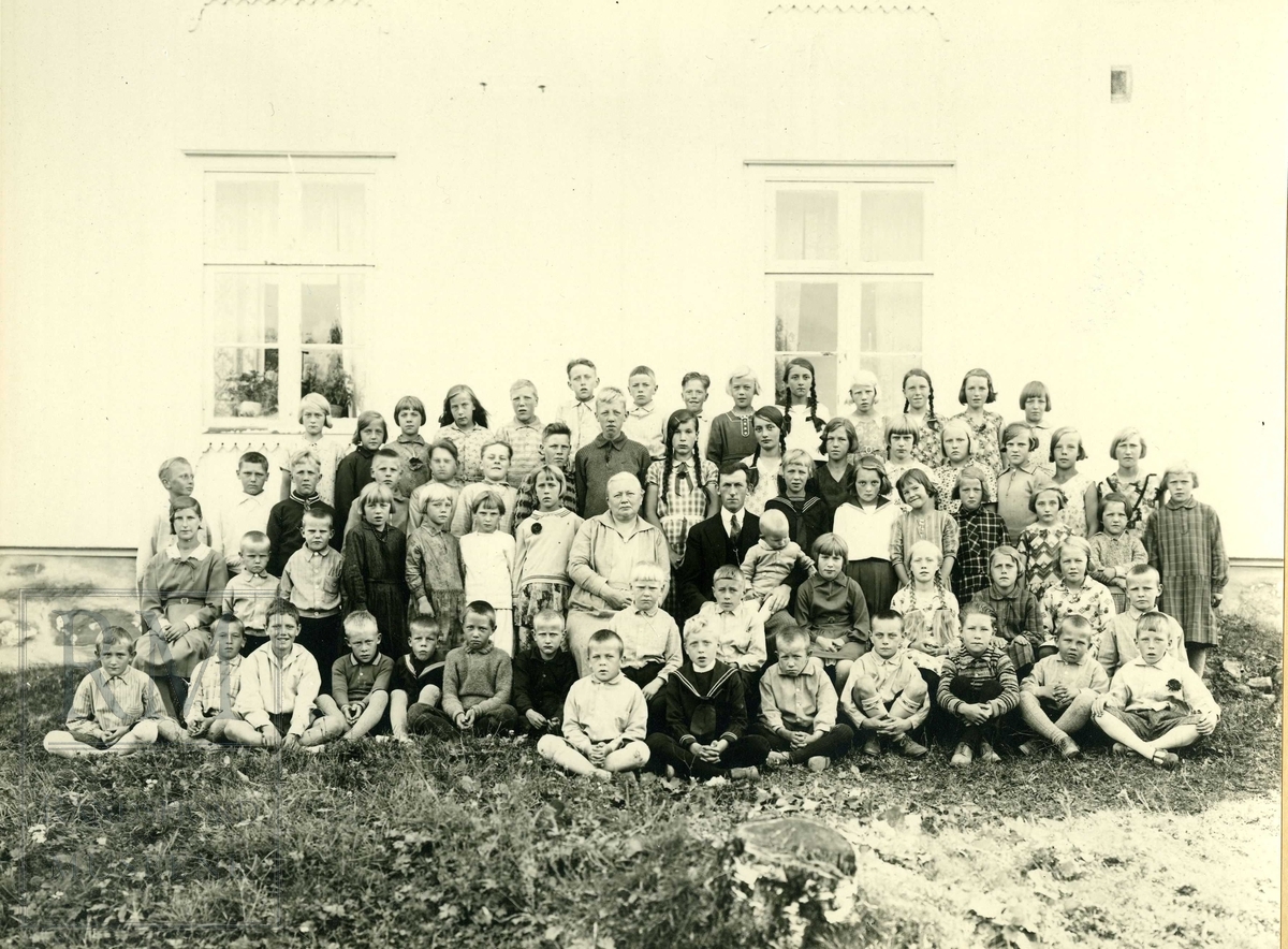 Skolebilde fra Nordre Oppdalen skole. Lærere og elever, hele skolen, i skoleåret 1933, foran skolebygningen