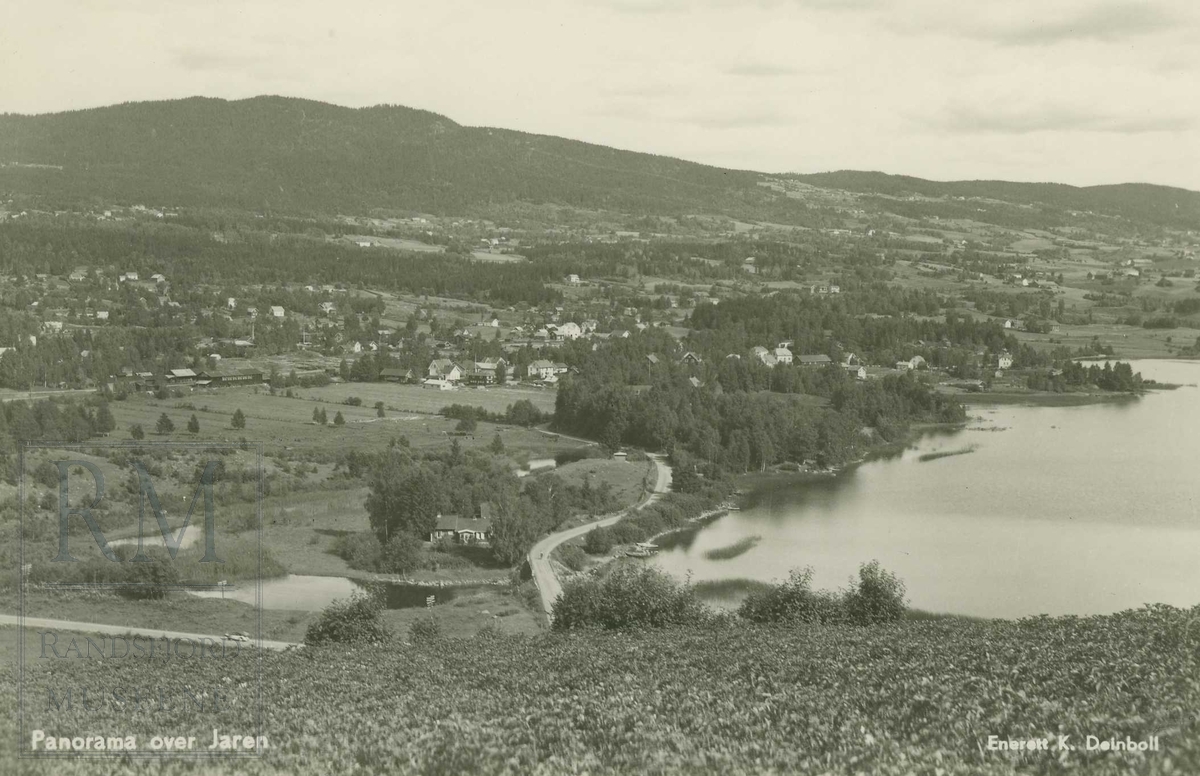 Utsikt over Jarenvannet, Brobak, Jaren og Rånåsen fra Hvamstad.