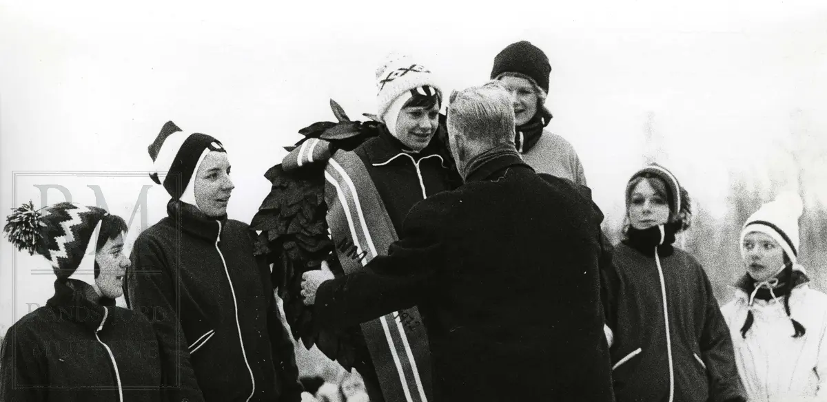 NM på skøyter damer i Brandbu 1972. Seierspallen. Lisbeth Berg /Lisbeth Korsmo mottar laurbærkrans. Til venstre for henne står Sigrid Sundby.
