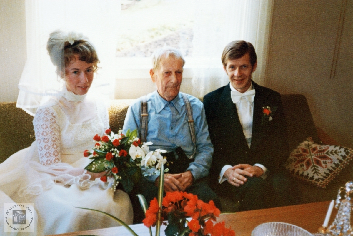 Brudeparet Byremo med brudens bestefar på Smedsland. Audnedal.