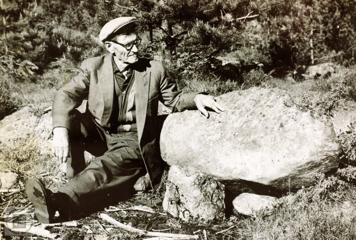 Torjus Grindheim ved steinen i Skora.