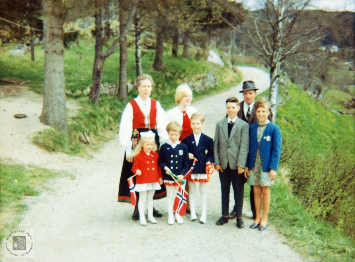 Hele familien Johansen pyntet til 17. mai. Audnedal.