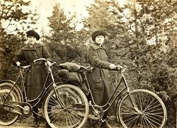Stolte søstre med nye sykler. Grindheim.