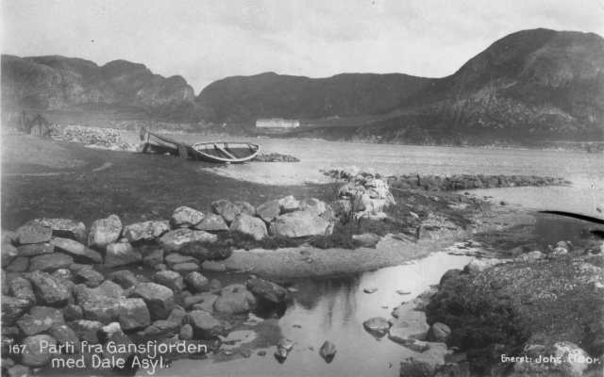 Gandsfjorden fra Luravika mot Dale, i fordergrunnen to robåtar
