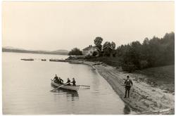 Prospektkort fra Asvald i Bamble. Tre kvinner og en mann ute