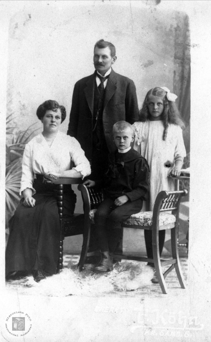 Familieportrett Olav, Svanhild, Helga og Trygve Bjerland, Bjelland.
