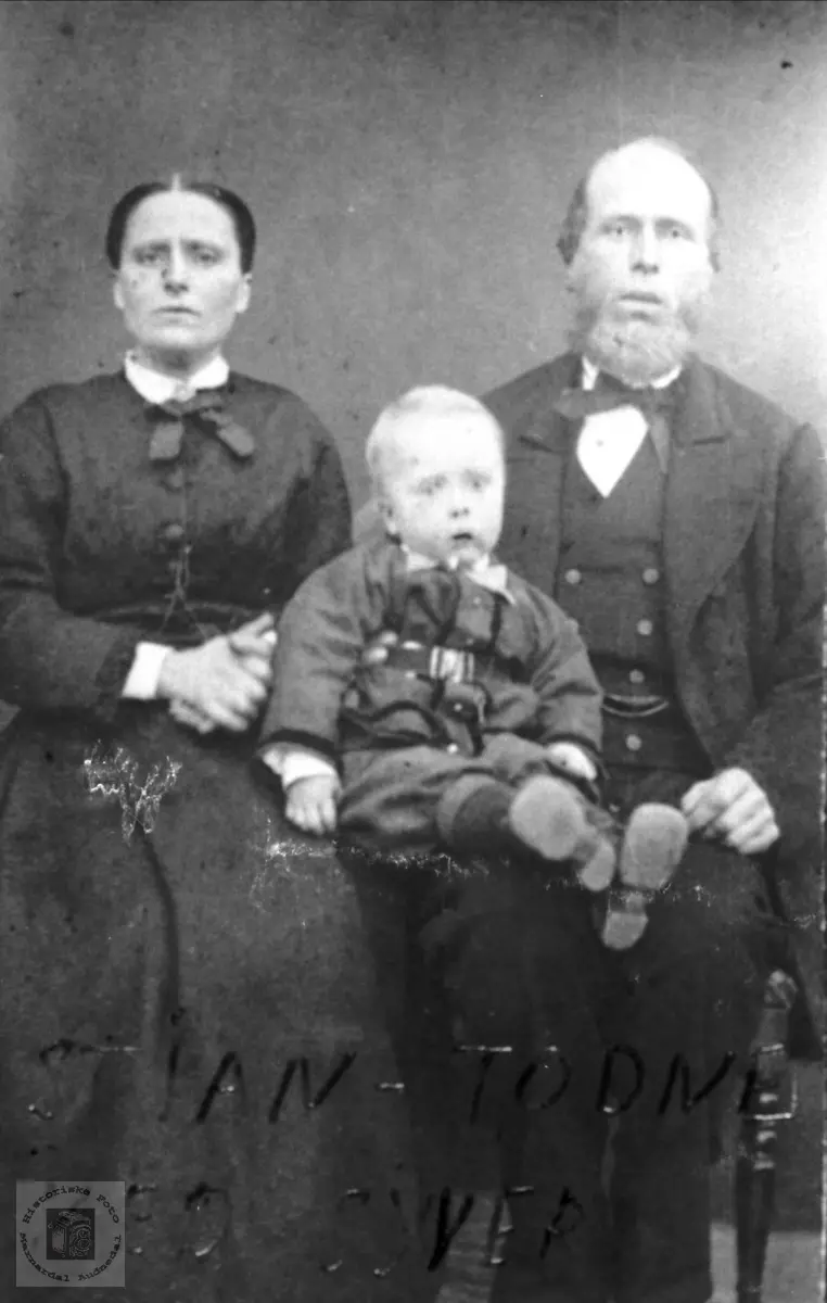 Familiebilde med familien Skjævesland, Øyslebø.