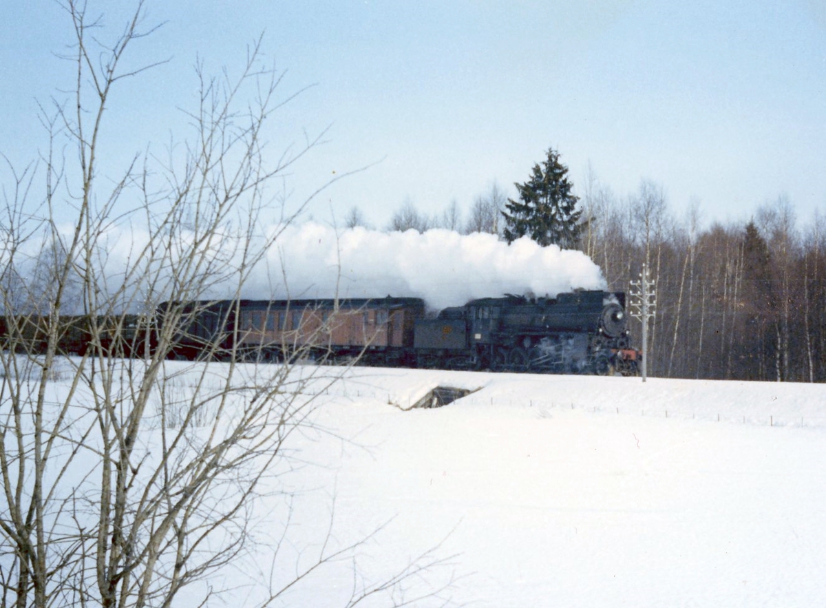 Damplokomotiv type 26c mr. 435 i godstog på Solørbanen