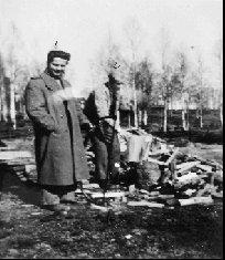 Gruppebilde, menn, vedhogging.