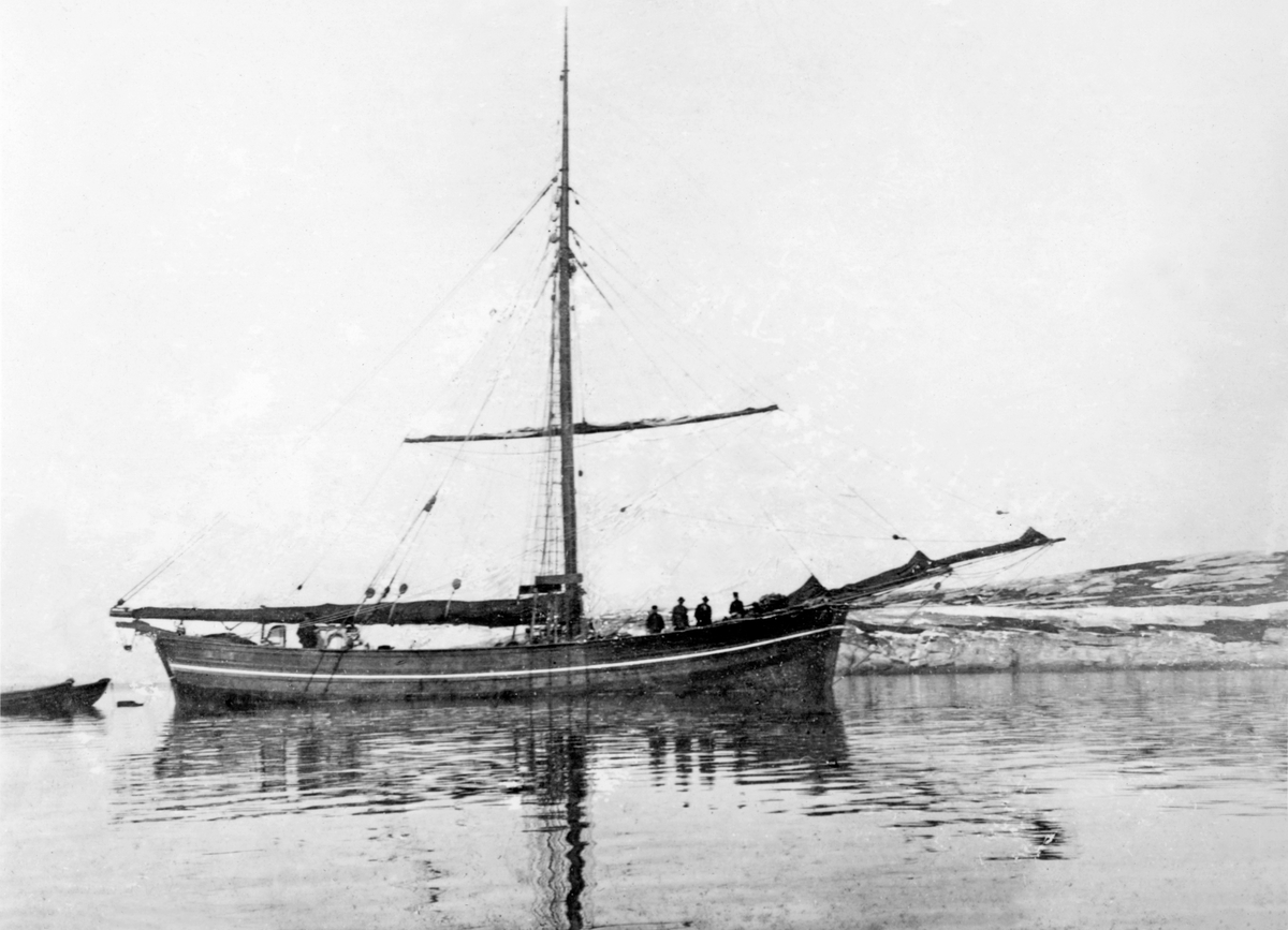 Jakt 'Elieser' (b. 1878 i Ølve) med mannskap, liggende med seilene beslått