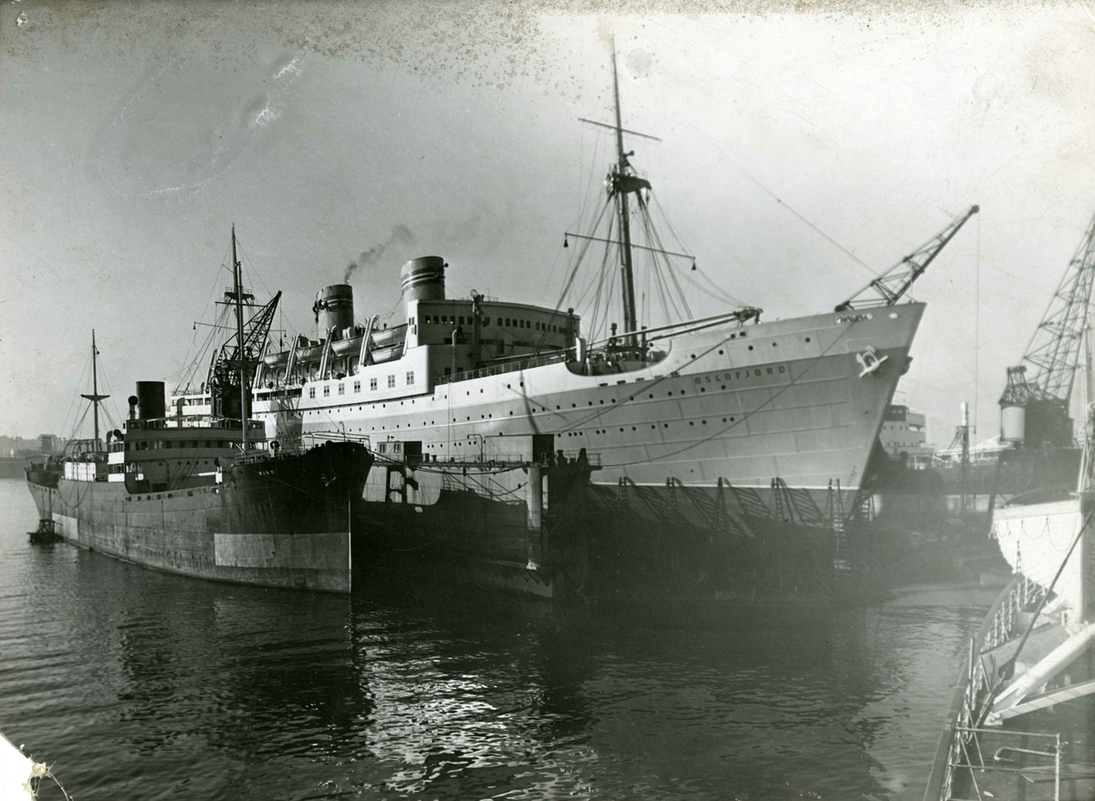 M/S Wind (b. 1924) og M/S Oslofjord (b. 1938) i dokk ved Akers mekaniske verksted, Oslo i 1938