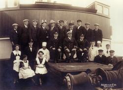 D/S Mosken. Mannskap med kaptein Hilbert Olsen, 1928.
