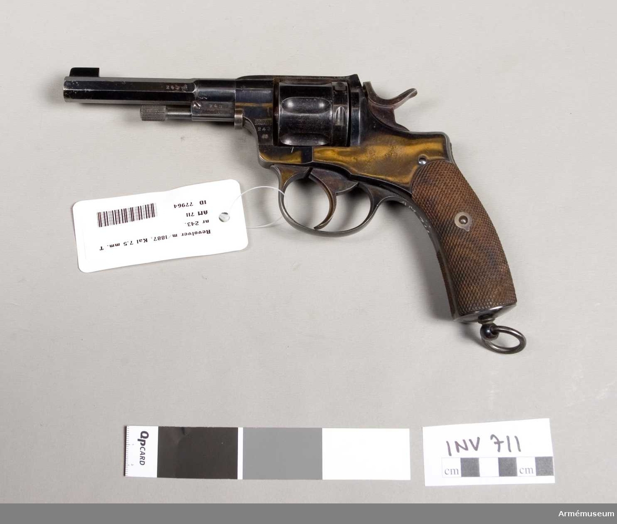 Revolver m/1887 för officer.
System Nagant. Tillverkad i Liége, Belgien, 1887-1893. Tillverkningsnummer: Nagant 243.