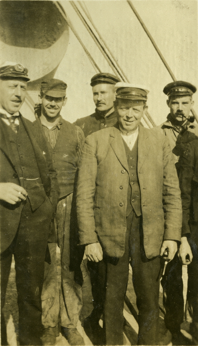 Offiserene ombord i D/S 'Salonica' (b. 1912, Wood Skinner & Co., Newcastle)