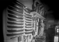 Halvmodeller og gallionsfigurer i utstillingen. - Norsk Sjøf