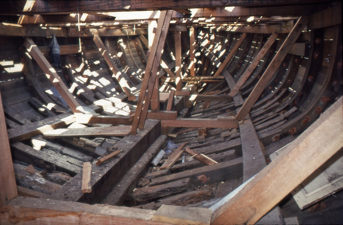 Spantene på 'Gjøa' (b.1872) under restaureringsarbeider i 1973