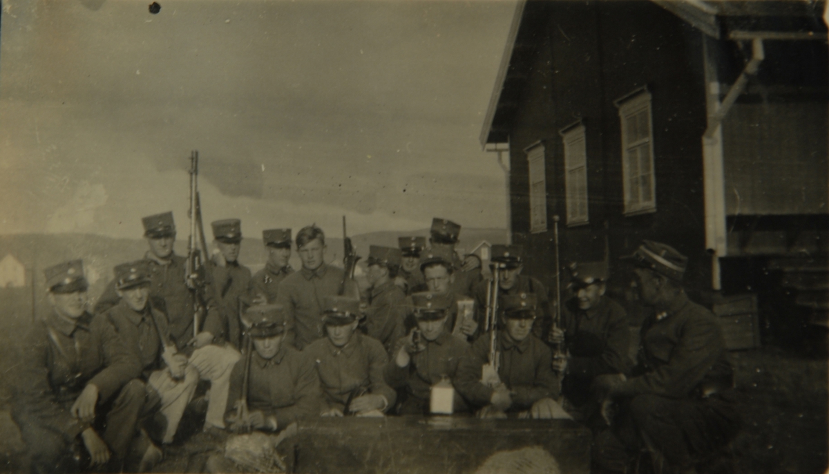 Soldater foran et hus
