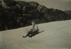 Kvinne sitter på snø