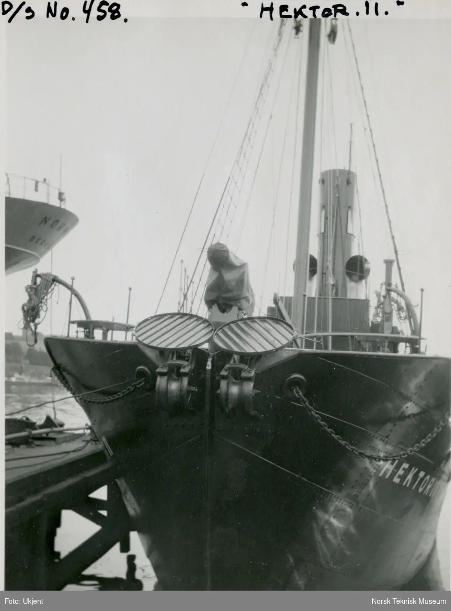 Baugen på hvalfangstskipet D/S Hektor II (senere omdøpt til Norman I), B/N 458 under prøvetur, her foran M/S Norma (B/N 446) ved Akers Mek. Verksted. D/S Hektor II ble levert av Akers Mek. Verksted i 1930 til A/S Hektor, ved skipsreder N. Bugge, Tønsberg.