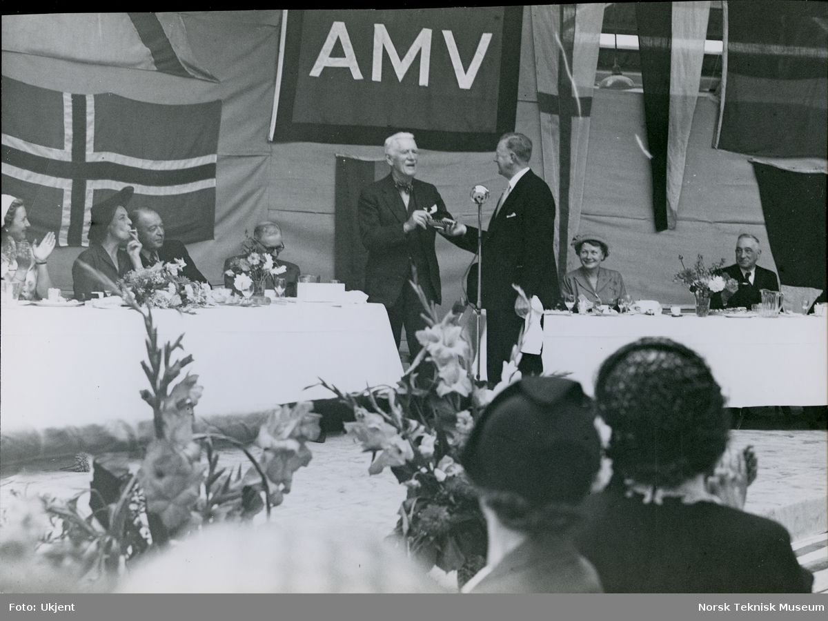 Direktør Thornycroft og direktør Aamundsen under seremoni etter stabelavløpning av passasjer- og lasteskipet M/S Blenheim, B/N 490 16. august 1950 på Thornycroft. Skipet ble levert av Akers Mek. Verksted i 1951 til Fred. Olsen & Co.