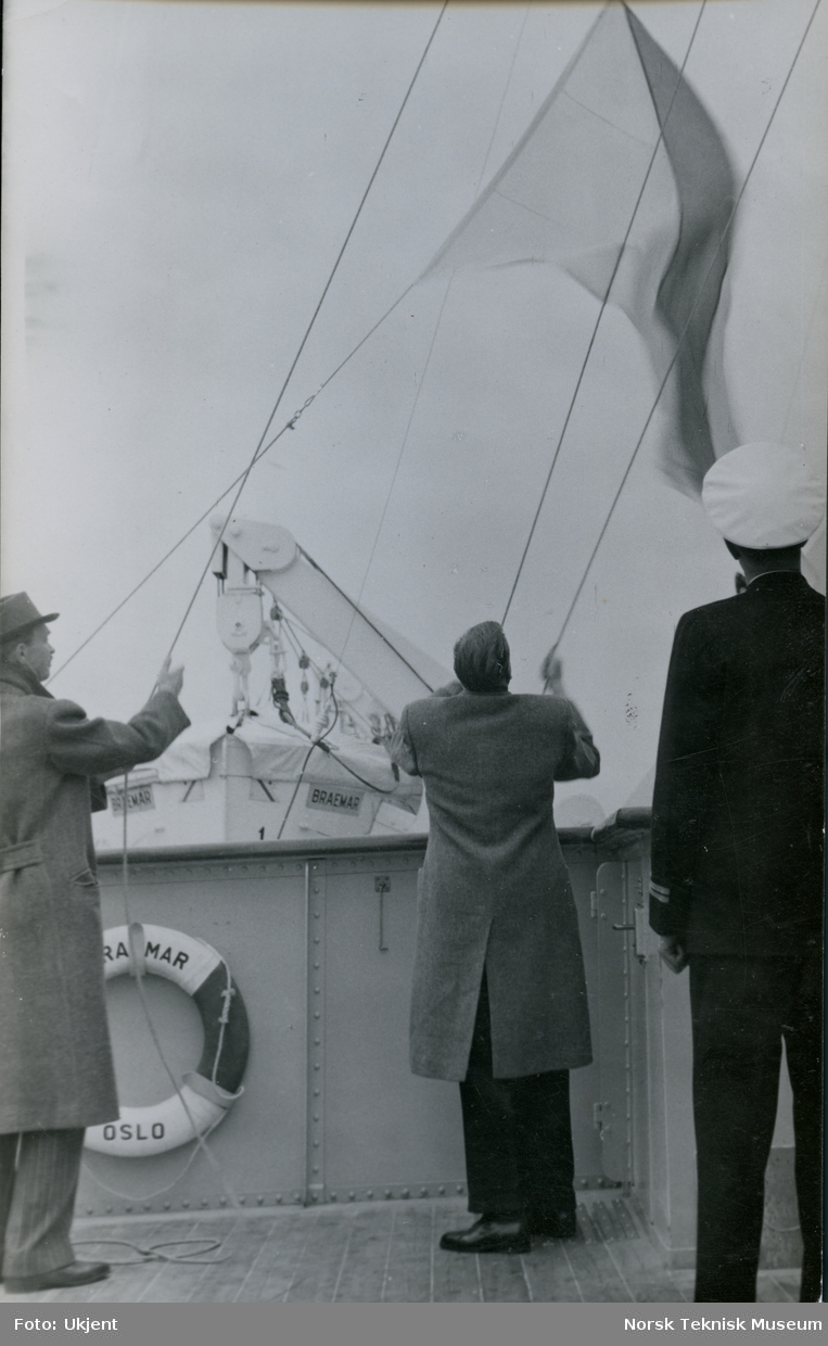Heising av flagg på dekk på passasjer- og lasteskipet M/S Braemar, B/N 494 under prøvetur i Oslofjorden. Skipet ble levert av Akers Mek. Verksted i 1953 til Fred. Olsen & Co.