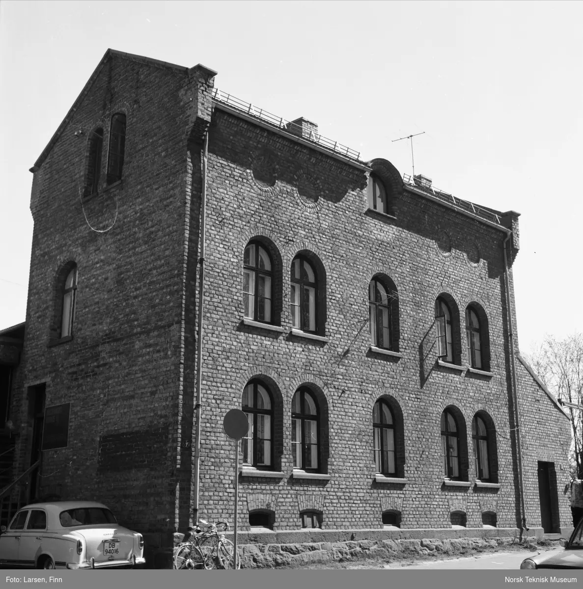 Den delen av Halvor Schous uthus som ble leiet av kommunen til Sagene Brannstasjon. Fasade mot Maridalsveien. Tilbygg fra 1900-tallet. Fotografert 1977.