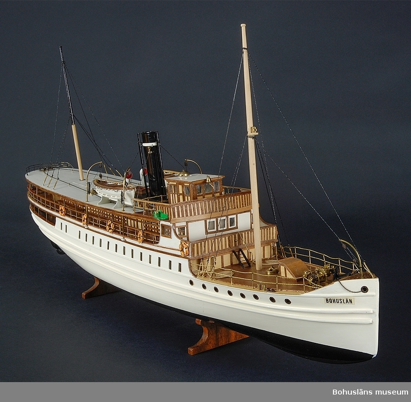 Båtmodellen är tillverkad av Åke Dahlgren med en byggsats från  Billing Boats. Belysning inmonterad.
