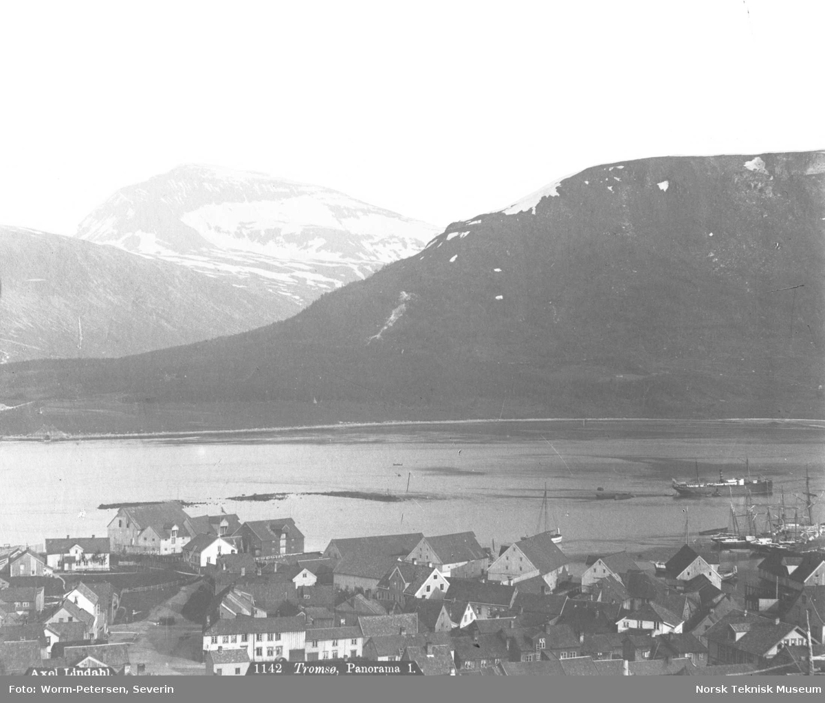 Utsikt over Tromsø, med fjellandskap i bakgrunnen