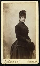 Portrett av kvinne med muffe