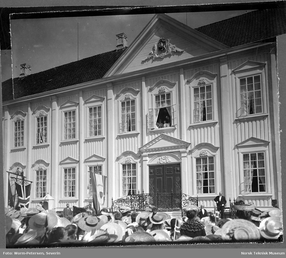 Kong Haakon VII og dronning Mauds kroning i Trondheim, utenfor Stiftsgården