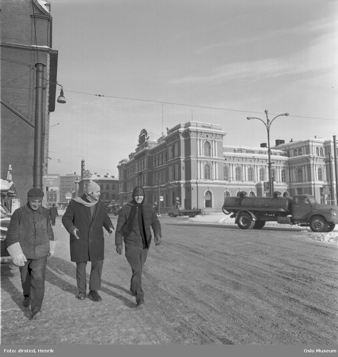 gate, snø, menn3 på vei til arbeidet, luer, skjerf, tankbil, Østbanestasjonen, fasade sjøside