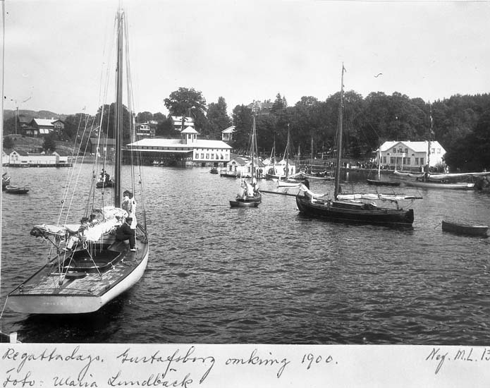 Text på kortet: "Regattadags. Gustafsberg omkring 1900. Foto: Maria Lundbäck".