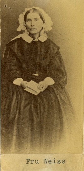 Text på kortets baksida: "Fru Anna Sofia Weiss, f. 21/4 1804 d. 8/5 1883. Gift med hattm.
mäst. A. P. Weiss 9/11 1832. Syster till guldsmed Ruthenbeck".