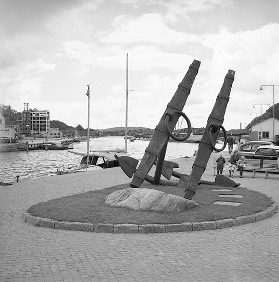 Enligt notering: "Monumenten vid Hamnen Juli -57".
