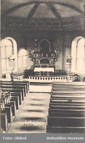 Tryckt text på kortet: "Interiör av Klövedals kyrka".



