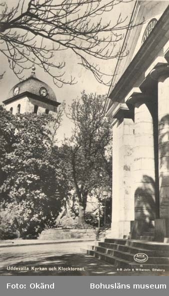 Tryckt text på kortet: "Kyrkan och klocktornet, Uddevalla."
