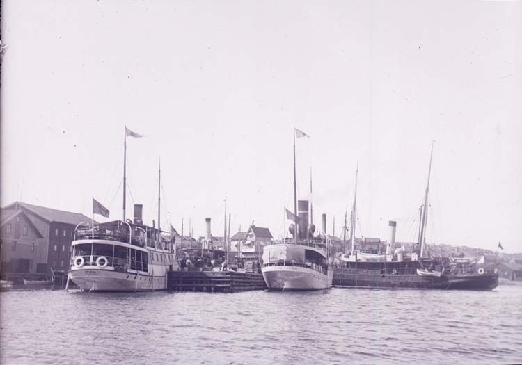 Enligt text som medföljde bilden: "Ångbåtsbryggan från sjön 28/6 1901."