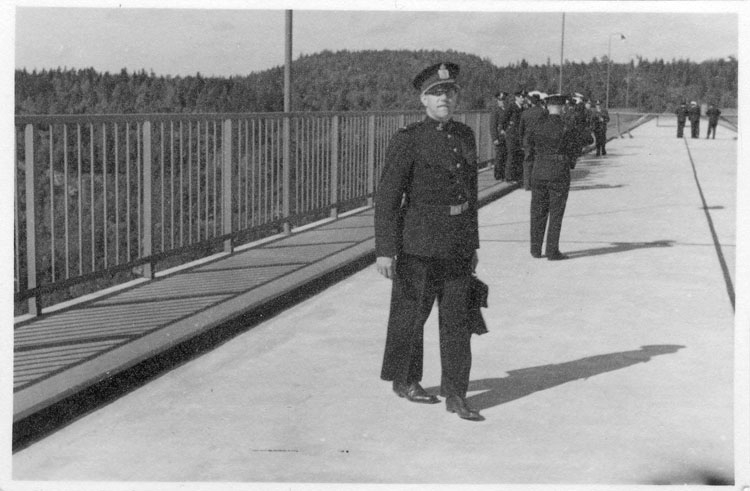 Enligt fotografens notering: "Svinesundsbron åter öppen 1945".

