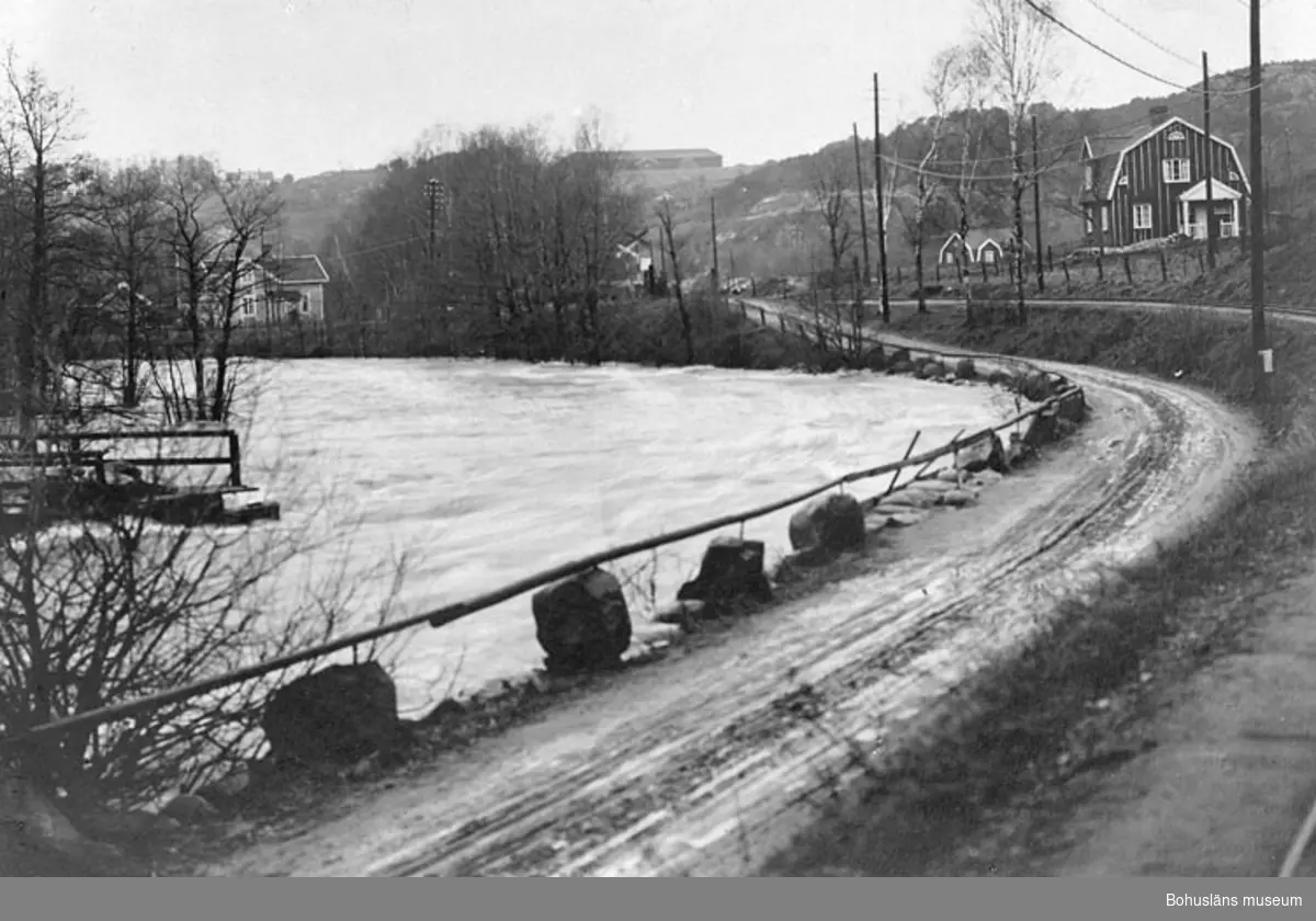 Enligt fotografens noteringar: "1927 öfversvämning finns ev. bättre plåt C G Johansson? bro till Hedeholm öfersv, 1927."
