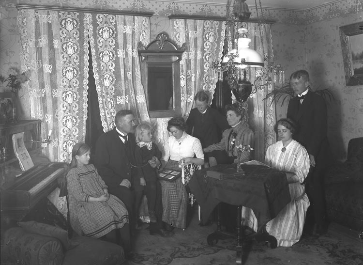Enligt fotografens noteringar: "Nordströmska familjen omkring år 1920-21? m.flera av Nordströmska släkten."