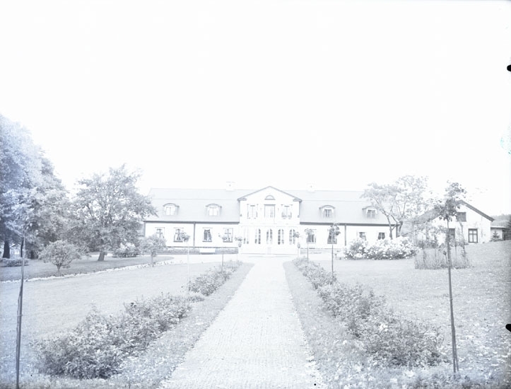 "Herrgården Munkedal omkring år 1936."

"Huset till höger kallades "Vogelboet."