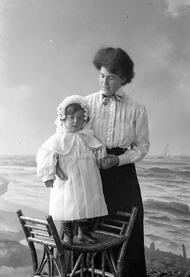 Enligt fotografens journal nr 2 1909-1915: "Saposnikoff, Fru Clara, Här".