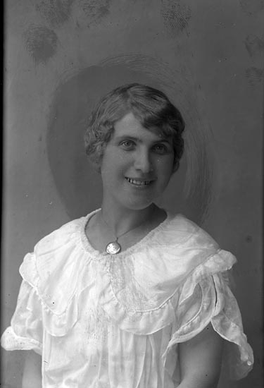 Enligt fotografens journal Lyckorna 1909-1918: "Bohlin, Fr. Pensionatet Lyckorna".
