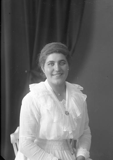Enligt fotografens journal nr 3 1916-1917: "Larsson, Anna adr. Fr. Pettersson Här".