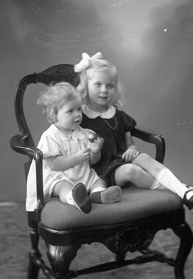 Enligt fotografens journal nr 7 1944-1950: "Karlsson, Ann Sofi o Barbro Här ".