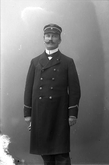 Enligt fotografens journal nr 1 1904-1908: "Svensson Stationsinspektör St-sund".