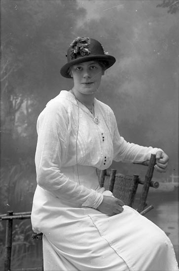 Enligt fotografens journal Lyckorna 1909-1918: "Eriksson, Karin, Anfasteröd Ljungskile".