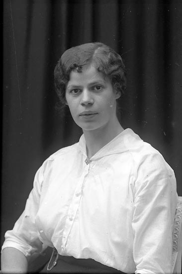 Enligt fotografens journal Lyckorna 1909-1918: "Monberg, Fr. Ruth Coronna".