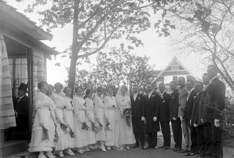Enligt fotografens journal nr 3 1916-1917: "Kellbergska bröllopsgr. brudpar o tärnor o marskalkar".